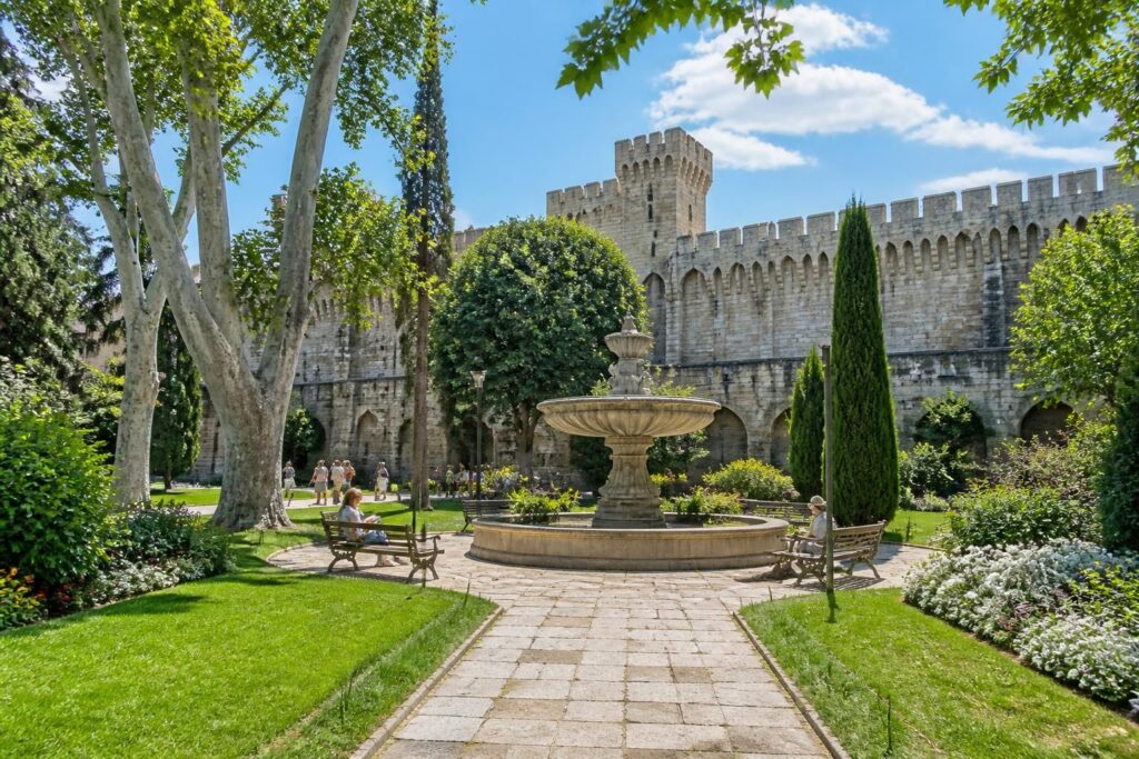 découvrez le jardin des doms à avignon : horaires d'ouverture, accès facile et toutes les actualités pour profiter pleinement de ce site incontournable.