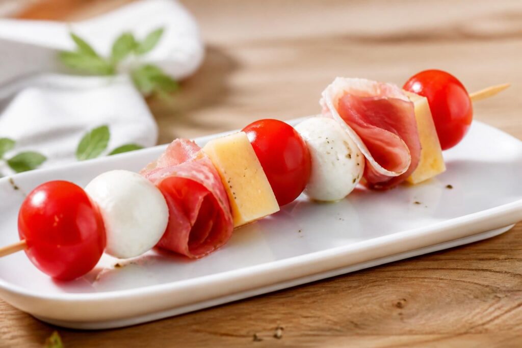 découvrez des idées gourmandes de brochettes de tomate cerise associées à la mozzarella, au fromage ou au jambon cru pour des apéritifs savoureux et faciles à préparer.